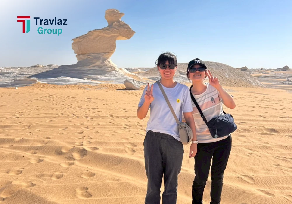 Cairo Deluxe Tour to White Desert & Bahariya in 3 Days }}
