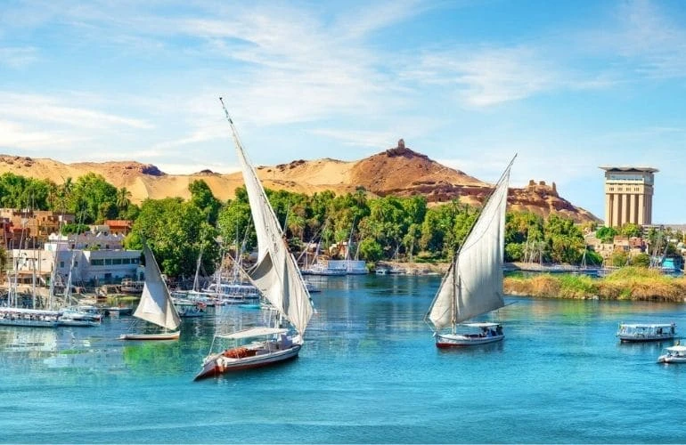 4-Day Nile Cruise in Aswan and Luxor }}